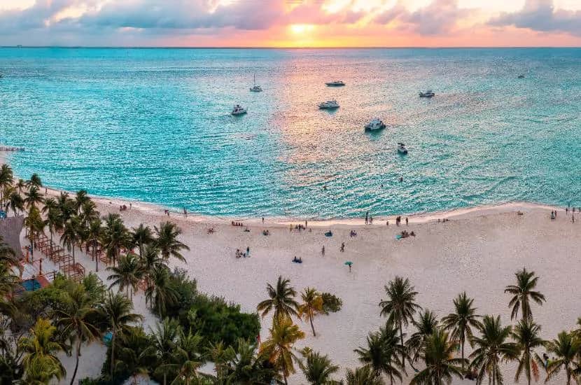 Ile trwa lot do Cancun z Polski: praktyczny czas podróży i przesiadki