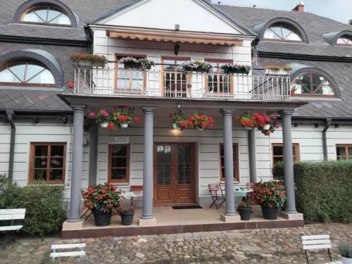 Dworek pod herbem: historia, architektura i tajemnice miejsca