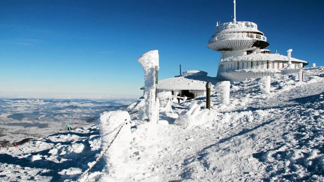 Zimowe Karkonosze zaskoczą Cię 5 niesamowitymi atrakcjami. Jakie?