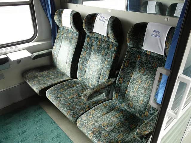 Jak dojechać do Uniejowa pociągiem? Sprawdź najlepsze opcje transportu