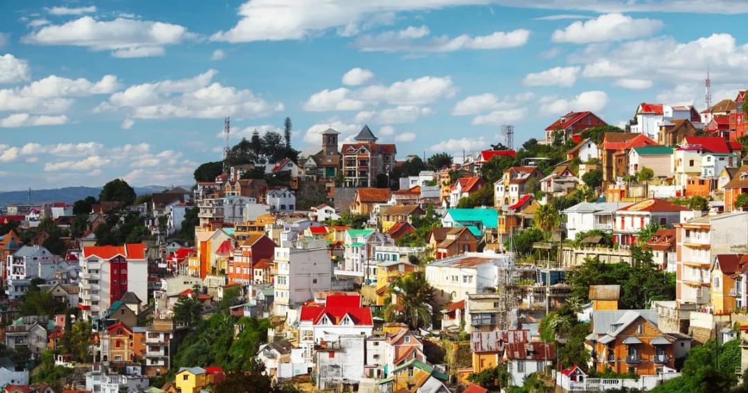 Ile Naprawdę Kosztuje Lot na Madagaskar z Polski? Sprawdź Ceny i Najlepsze Trasy