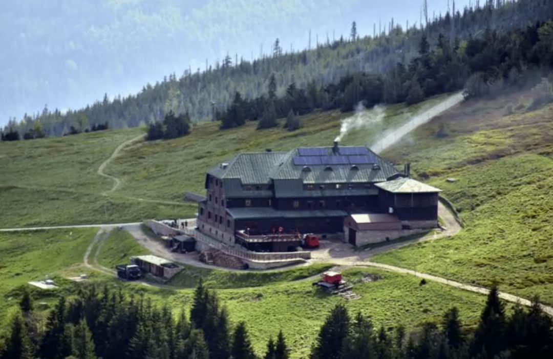 Gdzie zatrzymać się w drodze na Śnieżkę? Oto 9 schronisk z historią
