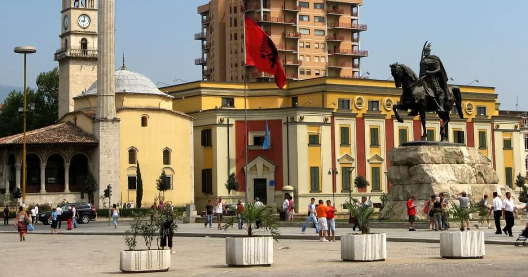 Ile trwa lot z Katowic do Tirany - poznaj szczegółowy rozkład podróży