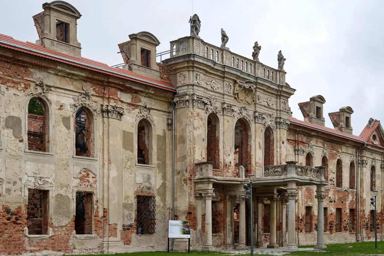 Pałac w Goszczu zwiedzanie: Co musisz wiedzieć przed wizytą