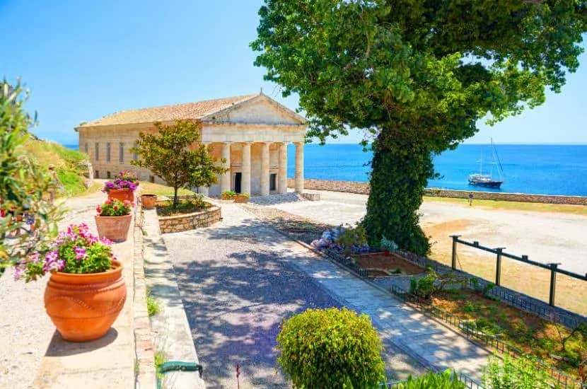 Ile trwa lot na Korfu z Katowic? Sprawdź, by uniknąć rozczarowań!